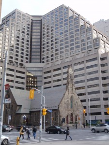 Alte Kirche vor neuem Hochhaus