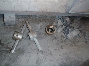 Abgerissene Griffe, Abgeschnittene (2) Lafetten und Zahlenknopf
