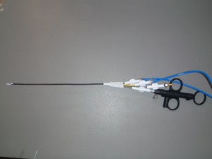 Flexibles Endoskop, Zange zur Steuerung und Anschlüsse für Licht, Optik und Arbeitskanal.