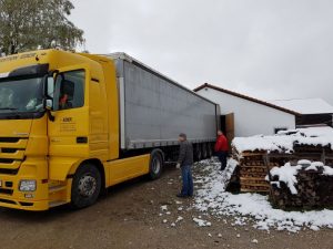 Sattelzug wird beladen